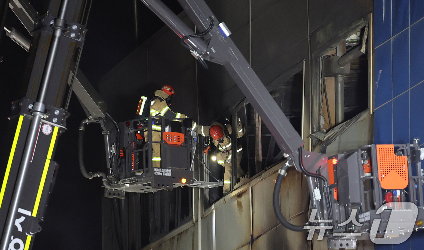 (대전=뉴스1) 김기태 기자 = 20일 오후 1시17분께 대전 대덕구 문평동의 한 자동차 부품공장에서 발생한 대형 화재로 14이 연락두절 된 상황이 발생되자 소방대원들이 내부 수색 …