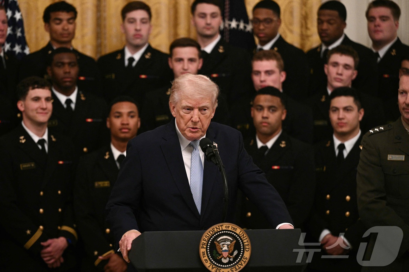 (워싱턴DC AFP=뉴스1) 류정민 특파원 = 도널드 트럼프 미국 대통령이 20일(현지시간) 워싱턴DC 백악관 이스트룸에서 열린 미국 해군사관학교 미식축구팀에 '사령관 트로피'(C …