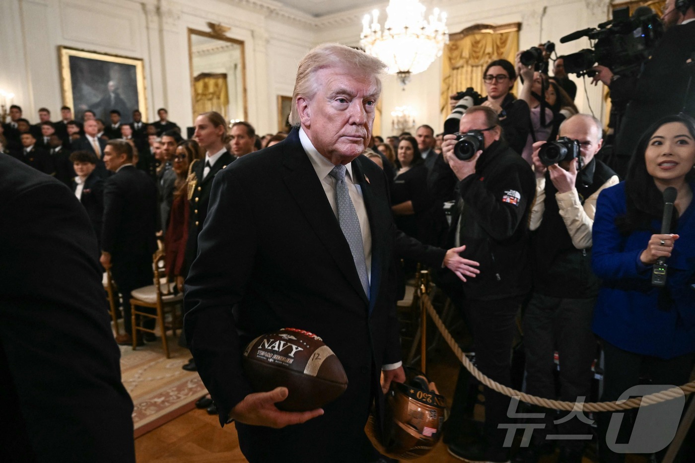 (AFP=뉴스1) 류정민 특파원 = 도널드 트럼프 미국 대통령이 20일(현지시간) 워싱턴DC 백악관에서 열린 미 해군사관학교 미식축구팀에 '사령관 트로피'(Commander-in- …