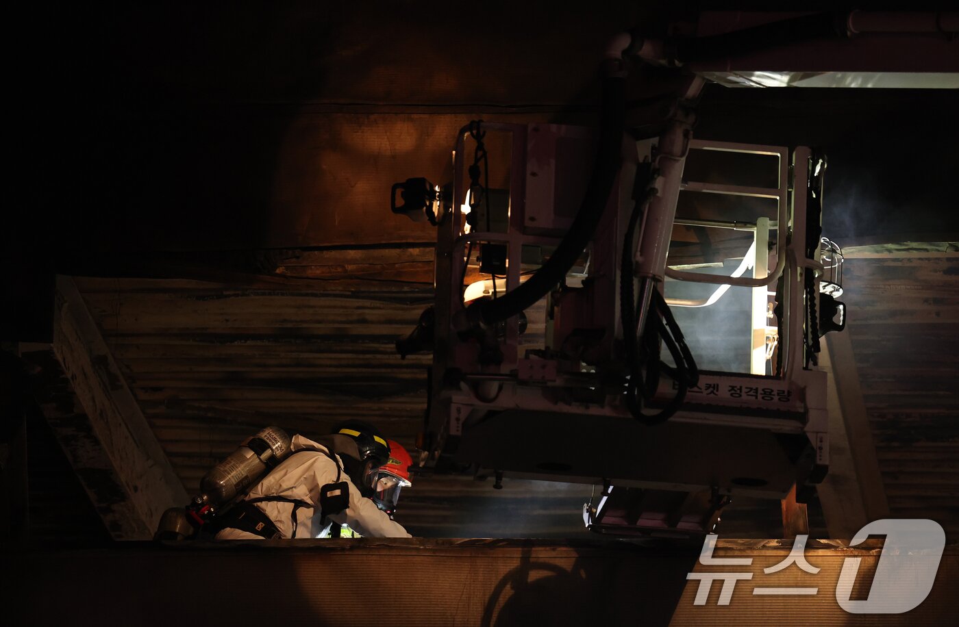 본문 이미지 - 20일 오후 1시17분께 대전 대덕구 문평동 자동차 부품공장에서 발생한 대형 화재로 14명 실종, 소방대원들이 인명 수색을 하고 있다. 2026.3.21 ⓒ 뉴스1 김기태 기자