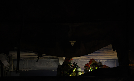 생존자 찾아 수색