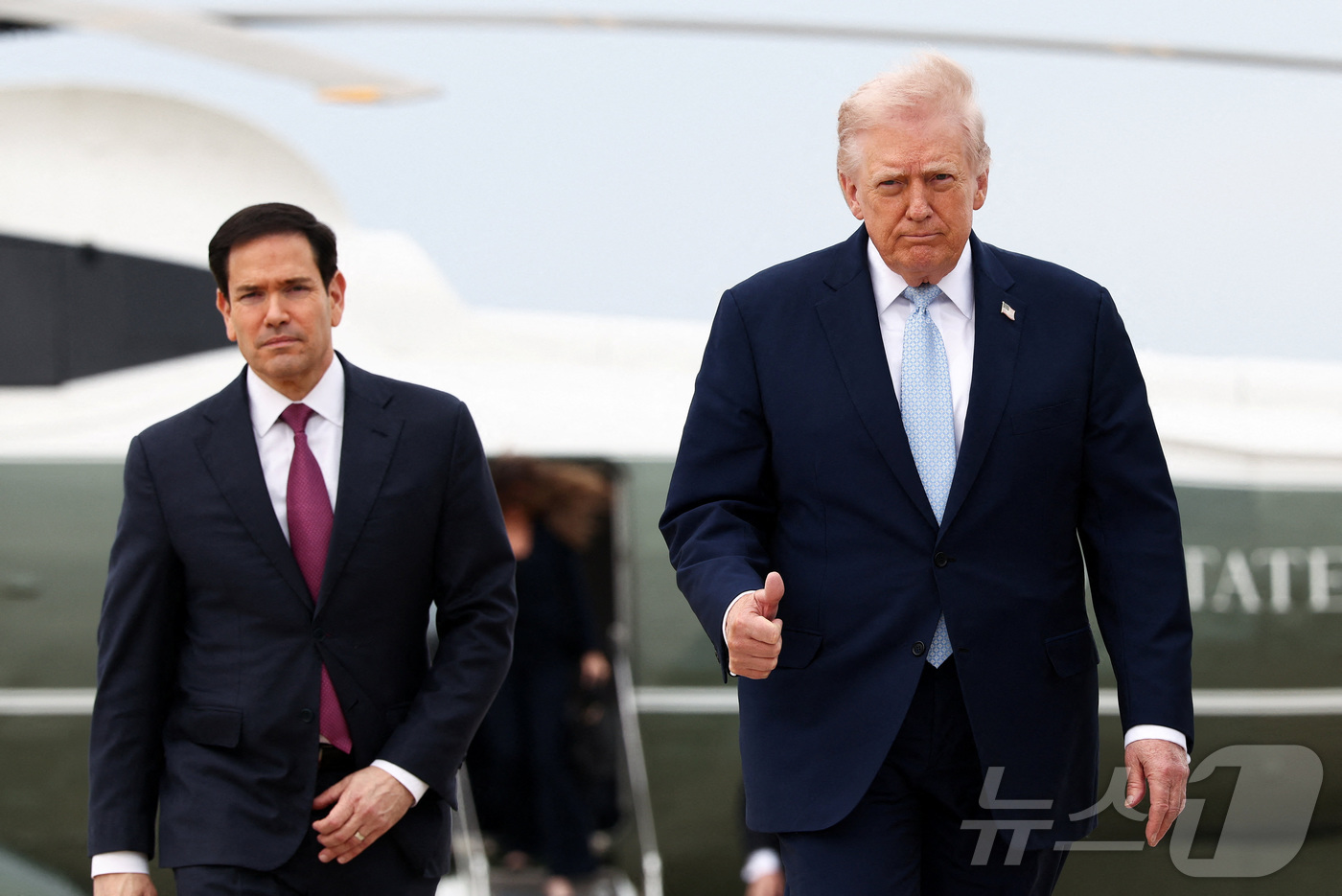 (로이터=뉴스1) 류정민 특파원 = 도널드 트럼프 미국 대통령과 마코 루비오 국무장관이 주말을 앞둔 20일(현지시간) 플로리다 마러라고로 향하기 위해 메릴랜드주 앤드루스 공군기지에 …