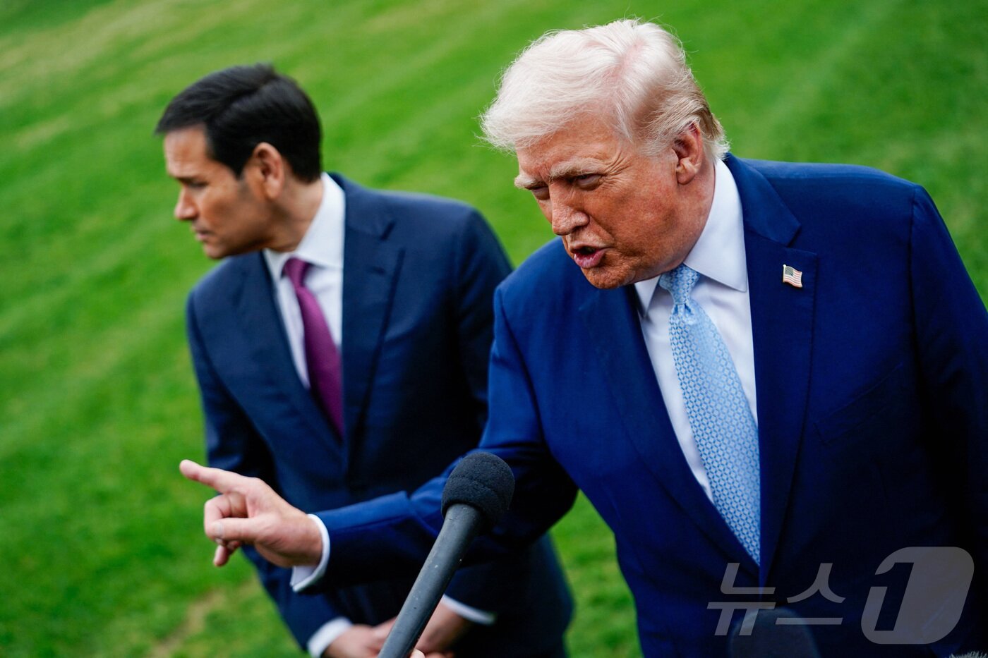 본문 이미지 - 도널드 트럼프 미국 대통령과 마코 루비오 국무장관이 20일(현지시간) 플로리다 마러라고로 향하기 앞서 워싱턴DC 백악관 경내에서 기자들과 약식 문답을 갖고 있다. 2026.03.20. ⓒ 로이터=뉴스1