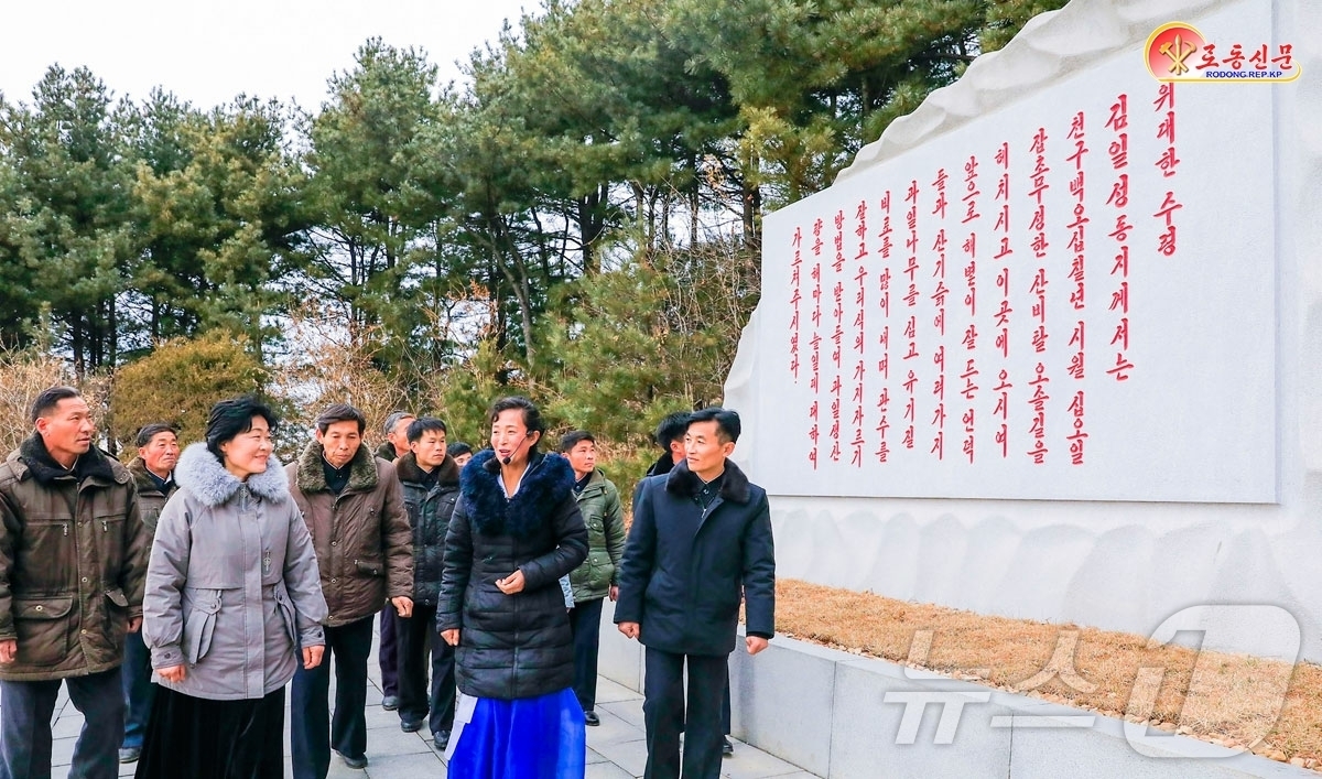 (평양 노동신문=뉴스1) = 북한 노동당 기관지 노동신문은 21일 김일성·김정일의 현지지도 업적이 깃든 평안북도 곽산군에서 농업·과수·토지정리 사업 발전 과정을 소개하며 김정은 노 …