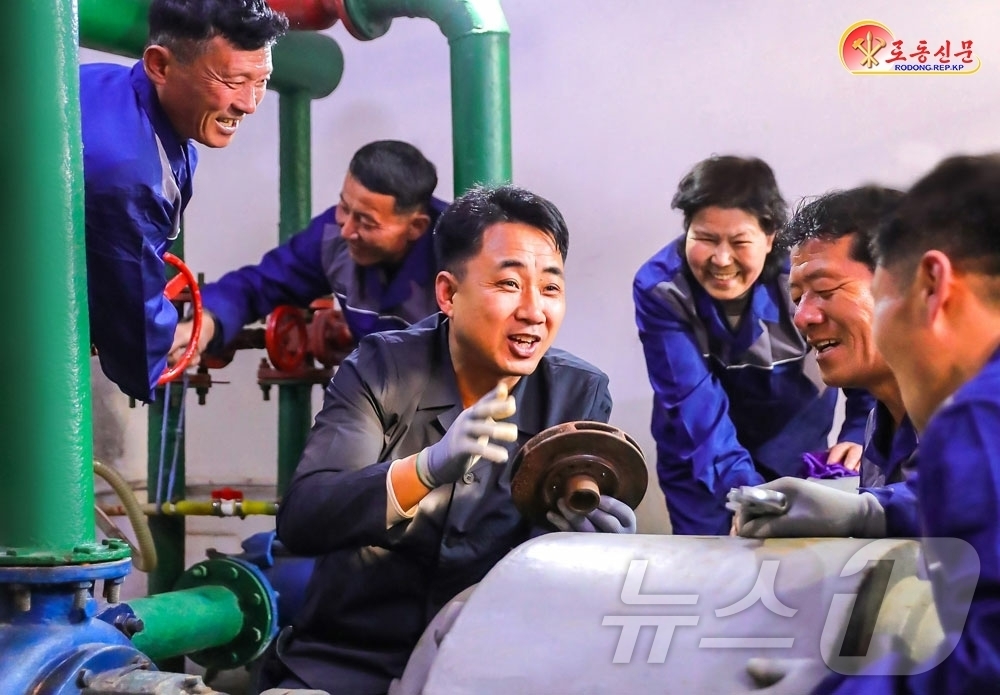 (평양 노동신문=뉴스1) = 북한 노동당 기관지 노동신문은 21일 "함흥시 동흥산구역당위원회 일군들이 인민대중제일주의를 구현하기 위해 생활용수 보장과 주민 편의 개선, 생산자 권익 …