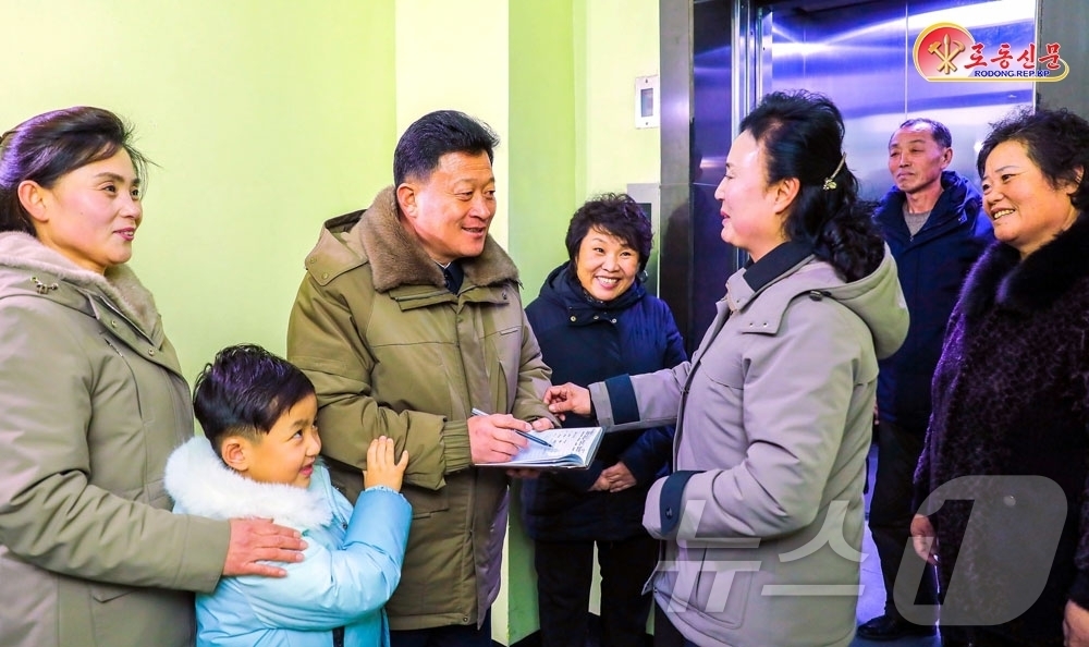 (평양 노동신문=뉴스1) = 북한 노동당 기관지 노동신문은 21일 "신의주시당위원회 일군들이 인민대중제일주의를 구현하기 위해 생활용수 보장과 주민 편의 개선, 생산자 권익 보호 사 …