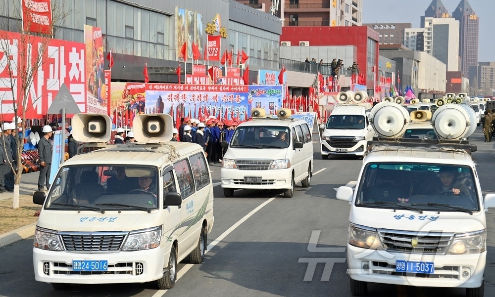 (평양 노동신문=뉴스1) = 북한 노동당 기관지 노동신문은 21일 "조선로동당 중앙위원회 비서 김정관이 19~20일 평양 화성지구 5단계 건설 현장에서 설비·기공구 및 선전선동기재 …