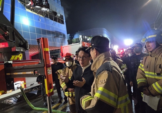 金총리, 대전 화재현장 새벽 재차 방문…"실종자 수색 최선 다해 달라"