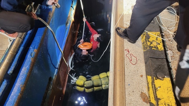 부산 감천항서 선박 승선 중 추락한 60대 남성 구조