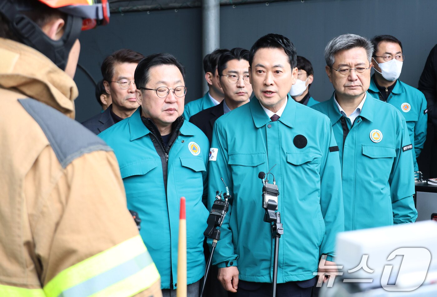 본문 이미지 - 장동혁 국민의힘 대표가 21일 대형 화재로 인명피해가 발생한 대전 대덕구 자동차 부품 제조 공장을 찾아 현장에 대한 설명을 듣고 있다. (공동취재) 2026.3.21 ⓒ 뉴스1 김기태 기자