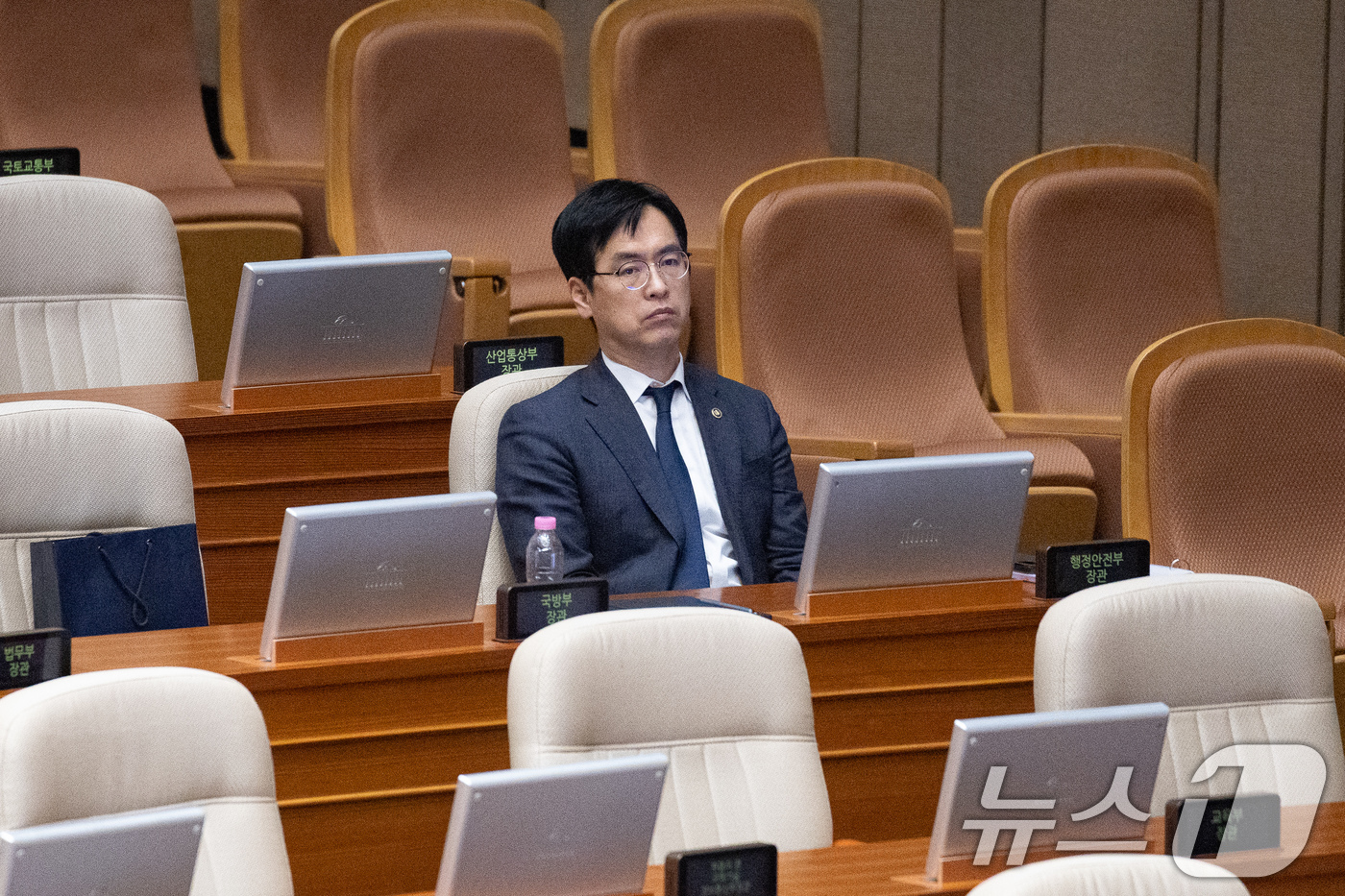 (서울=뉴스1) 유승관 기자 = 김민재 행정안전부 차관이 21일 서울 여의도 국회에서 열린 제433회 국회(임시회) 제2차 본회의에서 박덕흠 국민의힘 의원의 중대범죄수사청 조직 및 …