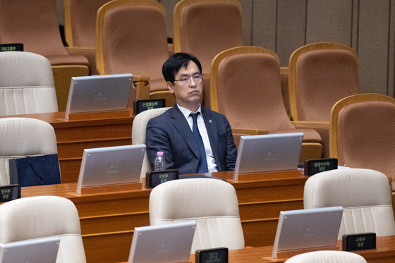 본회의장 자리한 김민재 차관