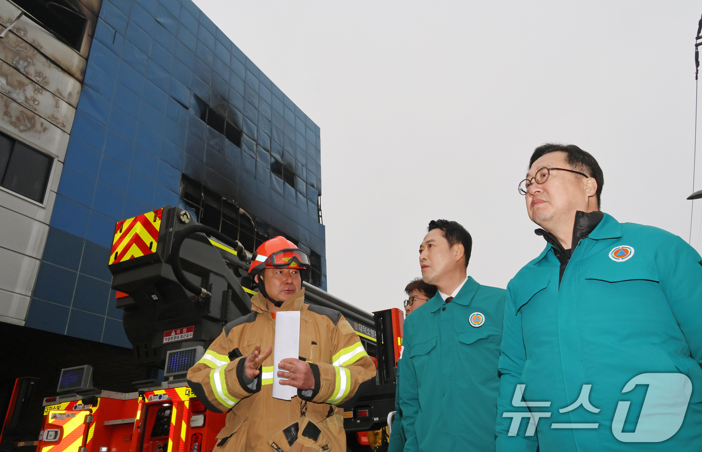 (대전=뉴스1) 김기태 기자 = 장동혁 국민의힘 대표가 21일 대형 화재로 인명피해가 발생한 대전 대덕구 자동차 부품 제조 공장을 찾아 현장에 대한 설명을 듣고 있다. (공동취재) …