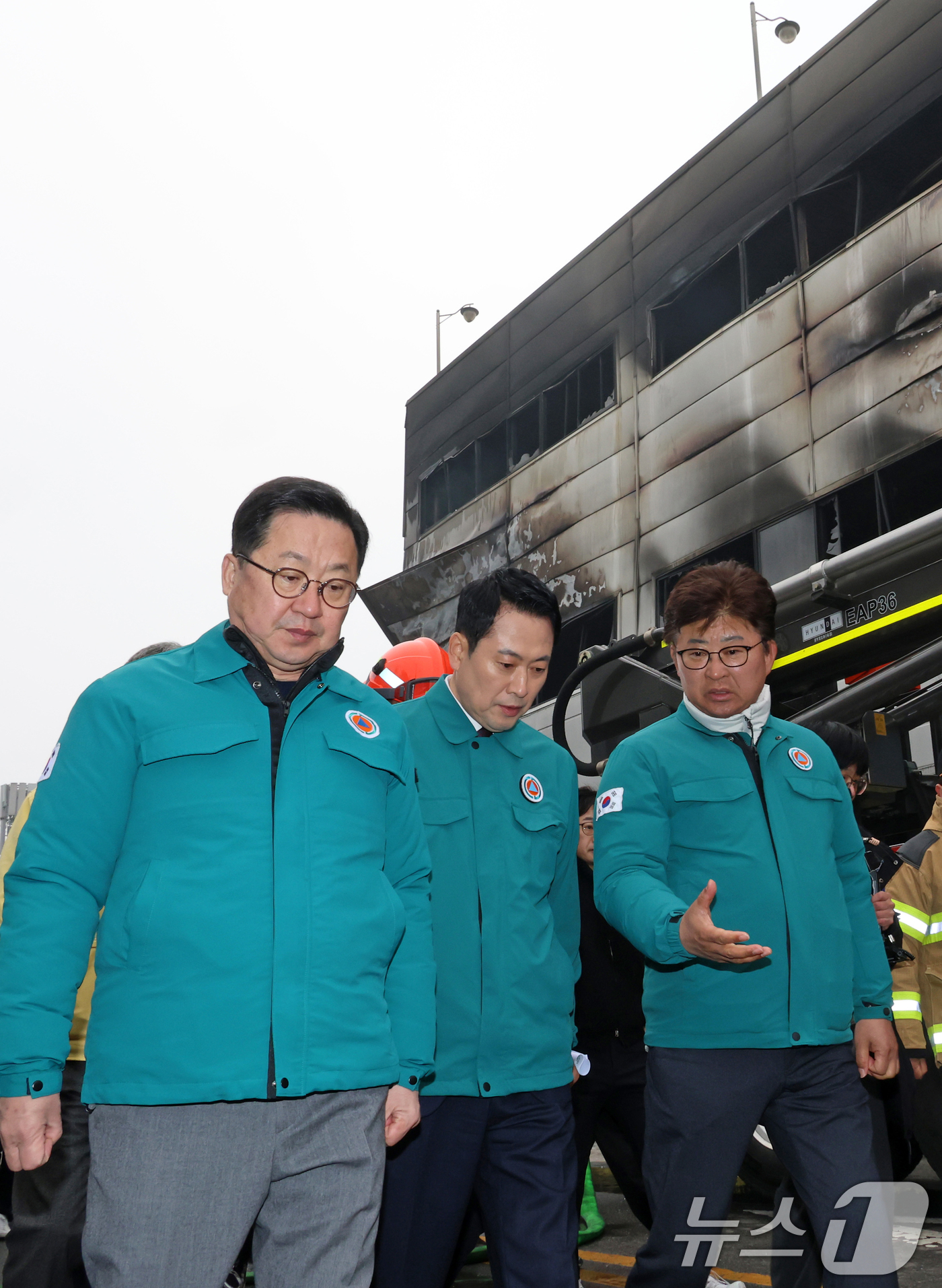(대전=뉴스1) 김기태 기자 = 장동혁 국민의힘 대표가 21일 대형 화재로 인명피해가 발생한 대전 대덕구 자동차 부품 제조 공장을 찾아 현장에 대한 설명을 듣고 있다. 왼쪽은 이장 …