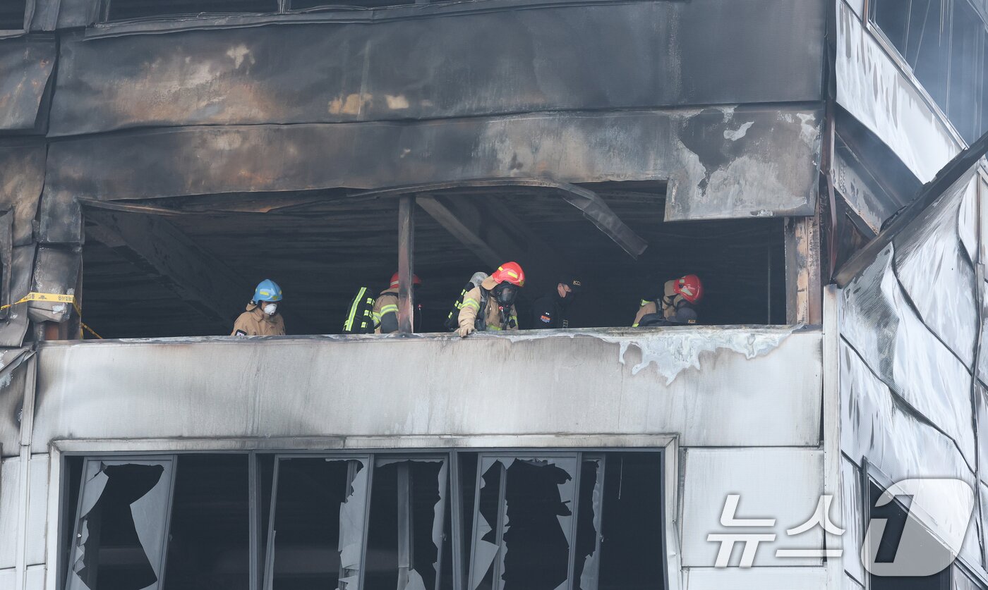 본문 이미지 - 21일 대형 화재로 인명피해가 발생한 대전 대덕구 자동차 부품 제조 공장에서 소방대원들이 실종자를 찾기 위한 수색작업을 하고 있다. 2026.3.21 ⓒ 뉴스1 김기태 기자