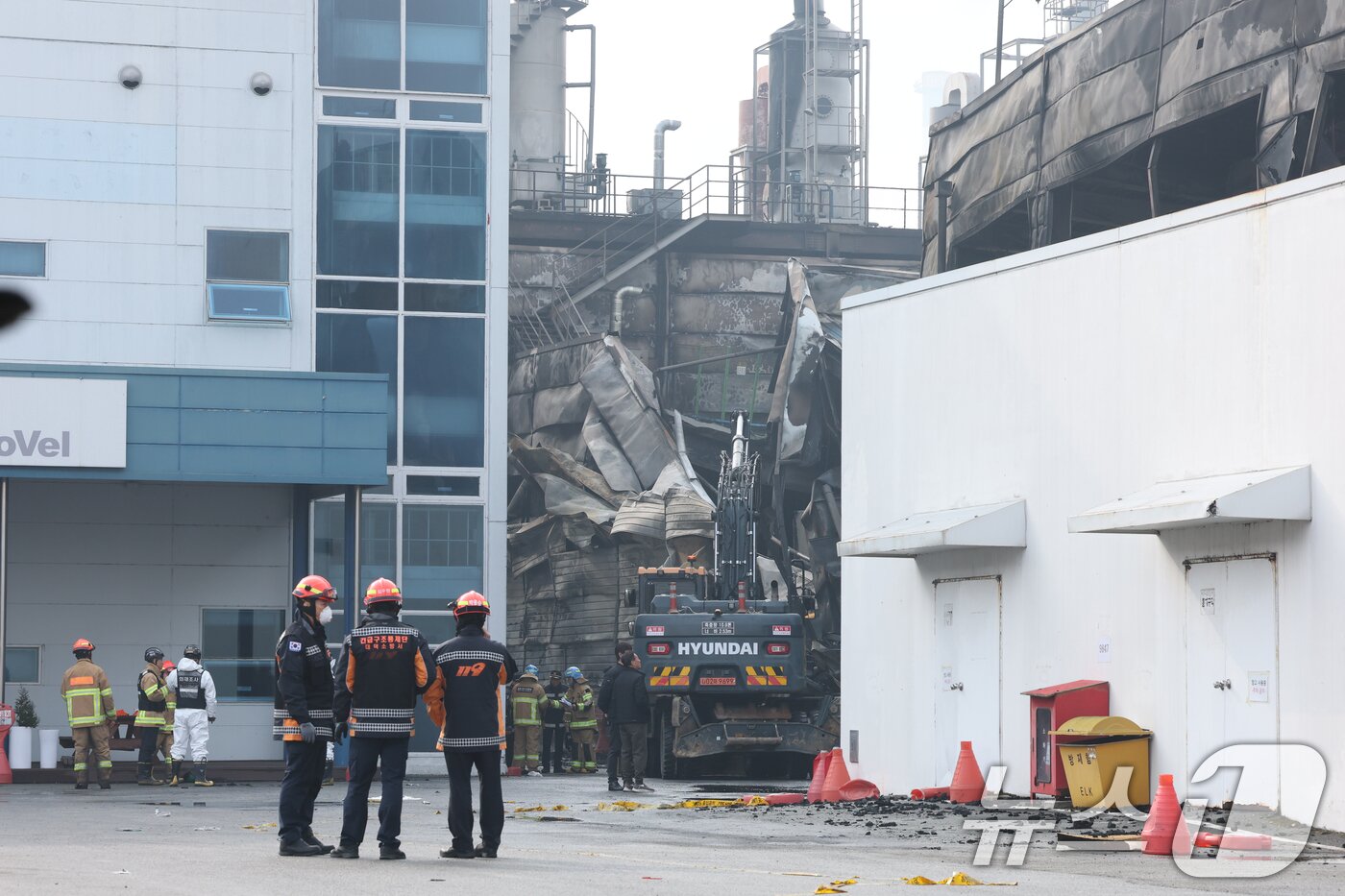본문 이미지 - 21일 대형 화재로 인명피해가 발생한 대전 대덕구 자동차 부품 제조 공장에서 소방대원들이 실종자를 찾기 위한 수색작업을 하고 있다. 2026.3.21 ⓒ 뉴스1 김기태 기자