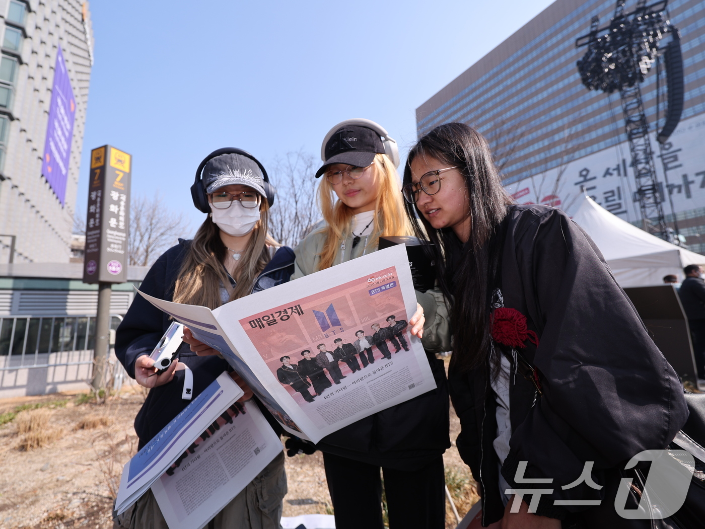 (서울=뉴스1) 박지혜 기자 = 방탄소년단(BTS) 컴백 공연일인 21일 오전 서울 을지로입구역에서 일본인 관광객들이 주요 일간지들이 발행한 BTS 특별판을 살펴보고 있다. 202 …