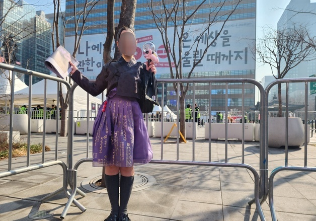 광화문은 벌써 보랏빛…한복 입고 신문 호외 들고 방긋