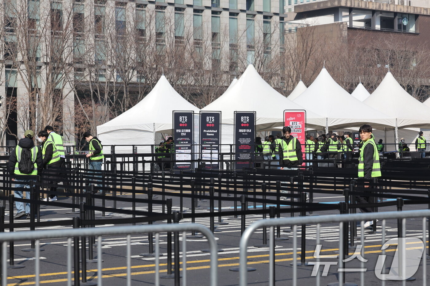 본문 이미지 - 21일 방탄소년단(BTS)의 컴백 공연이 열리는 서울 종로구 광화문 광장 주변 도로가 통제되고 있다.  2026.3.21 ⓒ 뉴스1 박지혜 기자