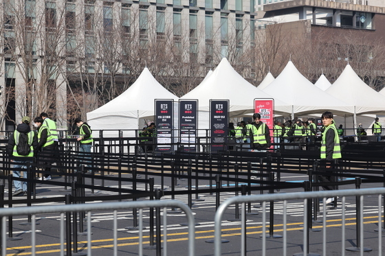"계단에 앉으면 안돼요"…소지품 검사·몸수색 거쳐야 광화문 출입