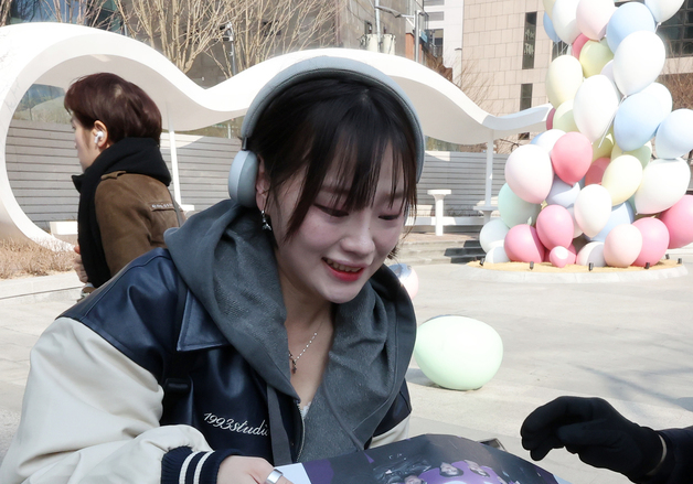 BTS 호외 받는 외국인 관광객