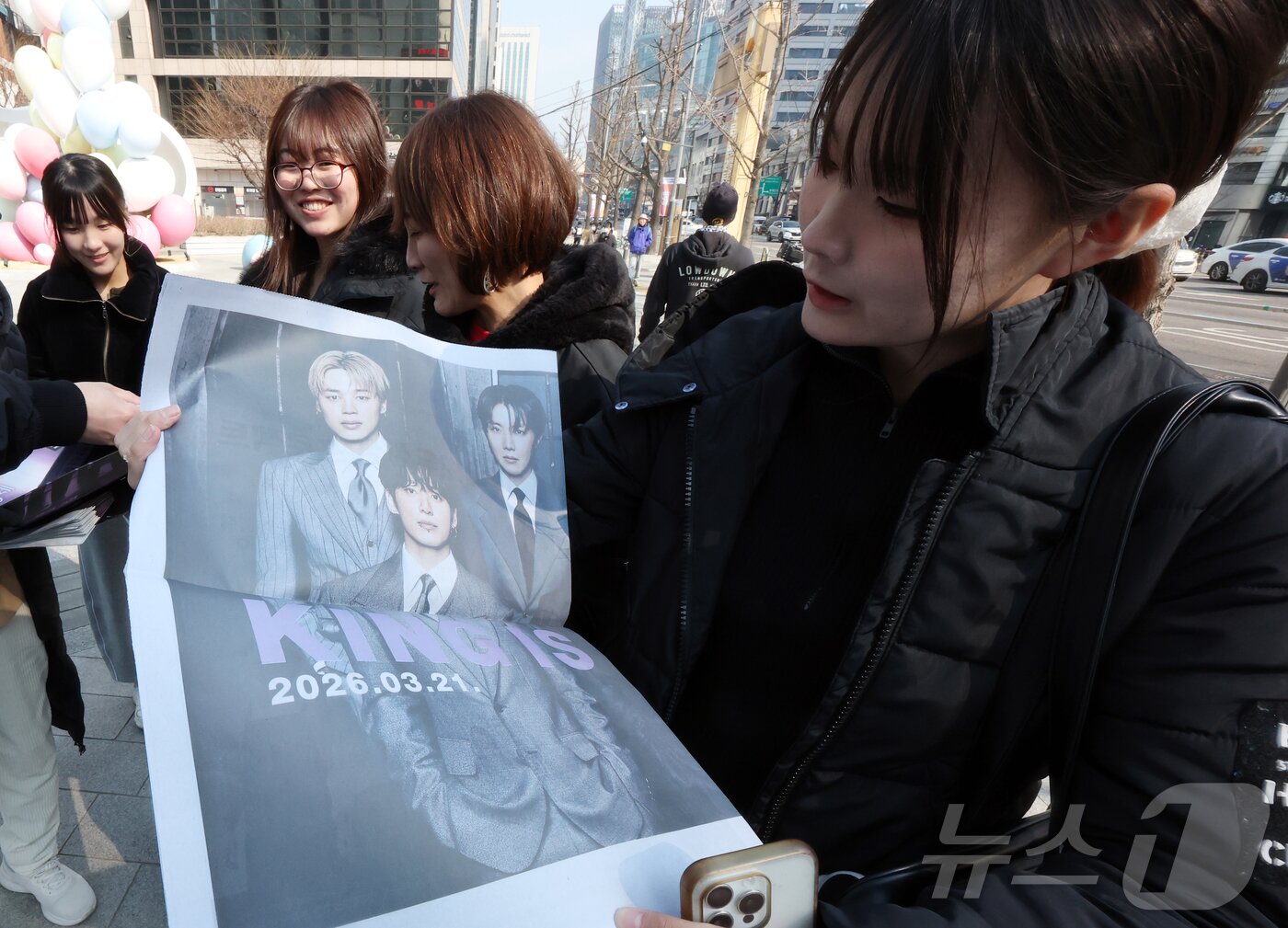 본문 이미지 - 방탄소년단(BTS) 컴백 공연일인 21일 오전 서울 을지로입구역에서 일본인 관광객들이 주요 일간지들이 발행한 BTS 특별판을 살펴보고 있다. 2026.3.21 ⓒ 뉴스1 김진환 기자