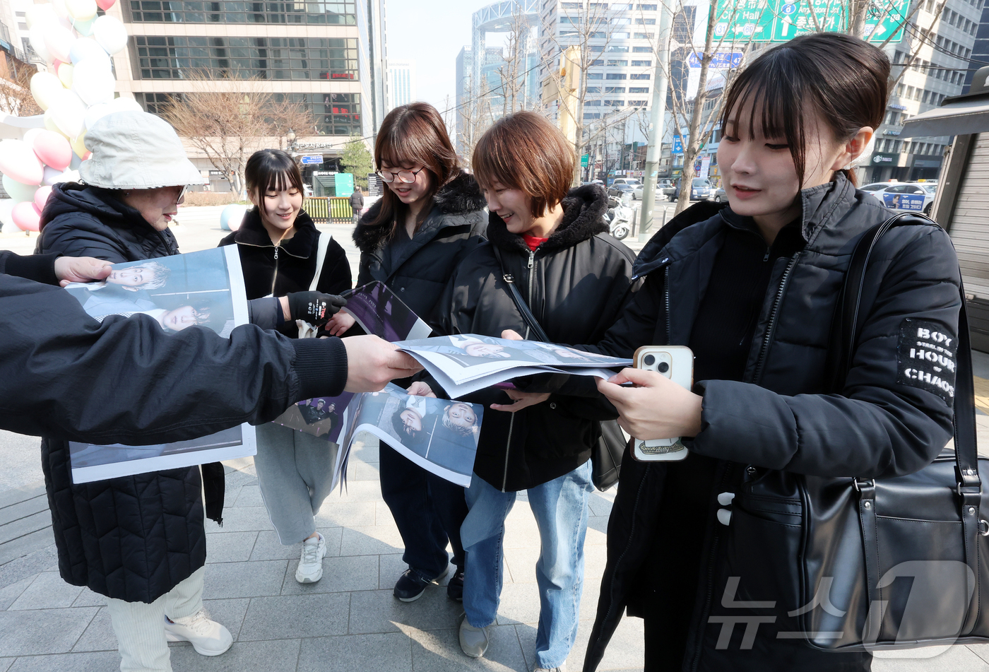 (서울=뉴스1) 김진환 기자 = 방탄소년단(BTS) 완전체 컴백 공연을 앞둔 21일 오전 서울 을지로입구역에서 일본인 관광객들이 주요 일간지들이 발행한 BTS 특별판을 받고 있다. …