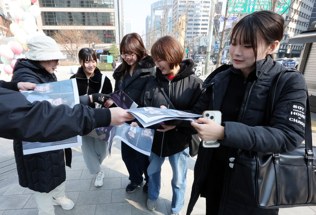 BTS 특별판 받는 관광객들