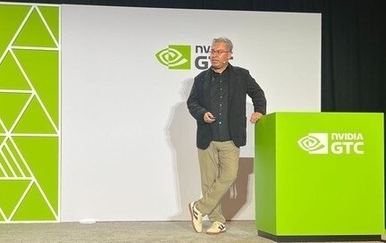 본문 이미지 - 아시쉬 수리야반시 쿠팡 엔지니어링 부사장이 엔비디아 AI 컨퍼런스 & 엑스포에서 연설하고 있다. (쿠팡 제공)