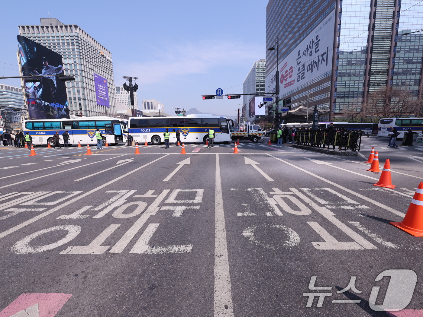 (서울=뉴스1) 박지혜 기자 = 21일 방탄소년단(BTS)의 컴백 공연이 열리는 서울 종로구 광화문 광장 주변 도로가 통제되고 있다.이번 공연으로 세종대로 광화문에서 시청 구간은 …
