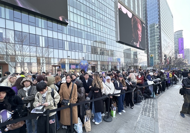 "명당 사수해야죠"…BTS 컴백에 아침부터 대기하는 아미들