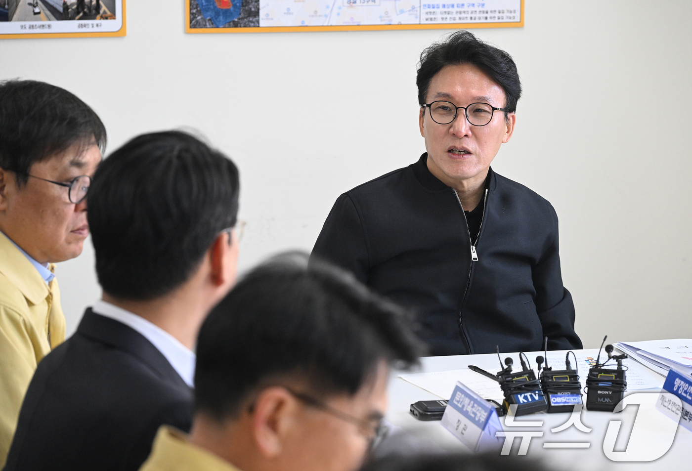 (서울=뉴스1) 임세영 기자 = 김민석 국무총리가 그룹 방탄소년단(BTS)의 컴백 공연을 앞둔 21일 오전 서울 종로구 세종문화회관에 마련된 통합현장본부에서 열린 BTS 컴백공연 …