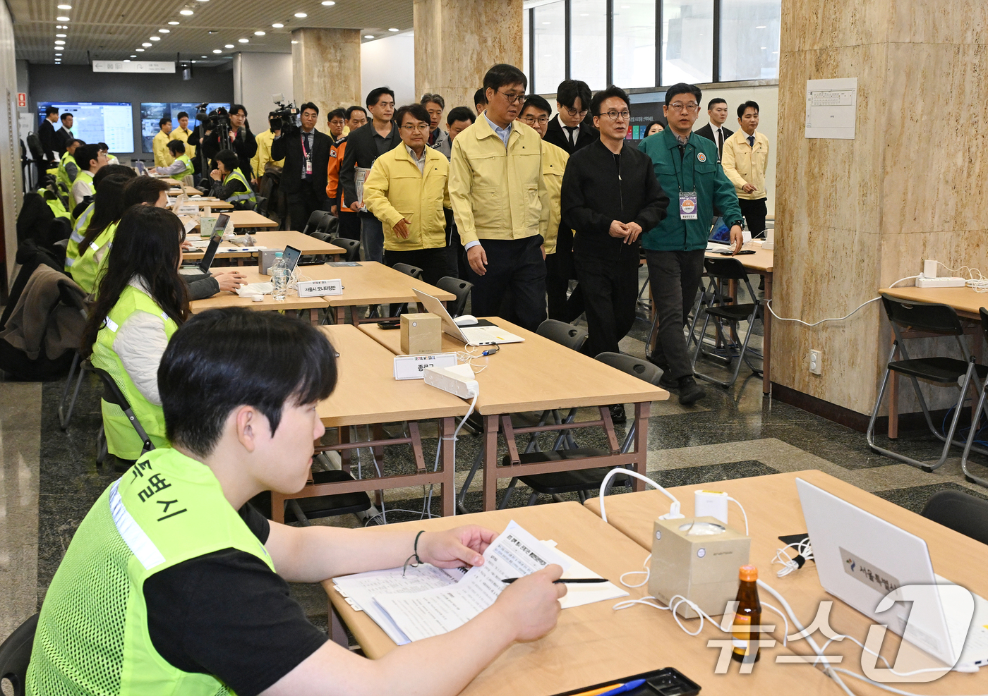 (서울=뉴스1) 임세영 기자 = 김민석 국무총리가 21일 오전 서울 종로구 세종문화회관에 마련된 통합현장본부에서 열린 BTS 컴백공연 사전 안전점검 회의에 참석하고 있다. 2026 …