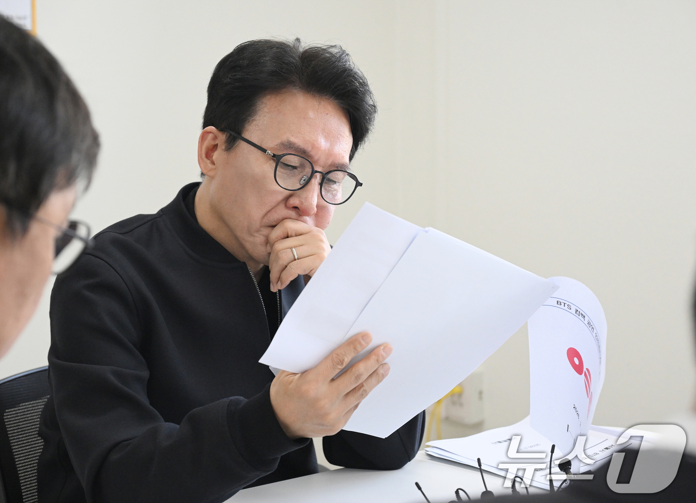 (서울=뉴스1) 임세영 기자 = 김민석 국무총리가 그룹 방탄소년단(BTS)의 컴백 공연을 앞둔 21일 오전 서울 종로구 세종문화회관에 마련된 통합현장본부에서 열린 BTS 컴백공연 …