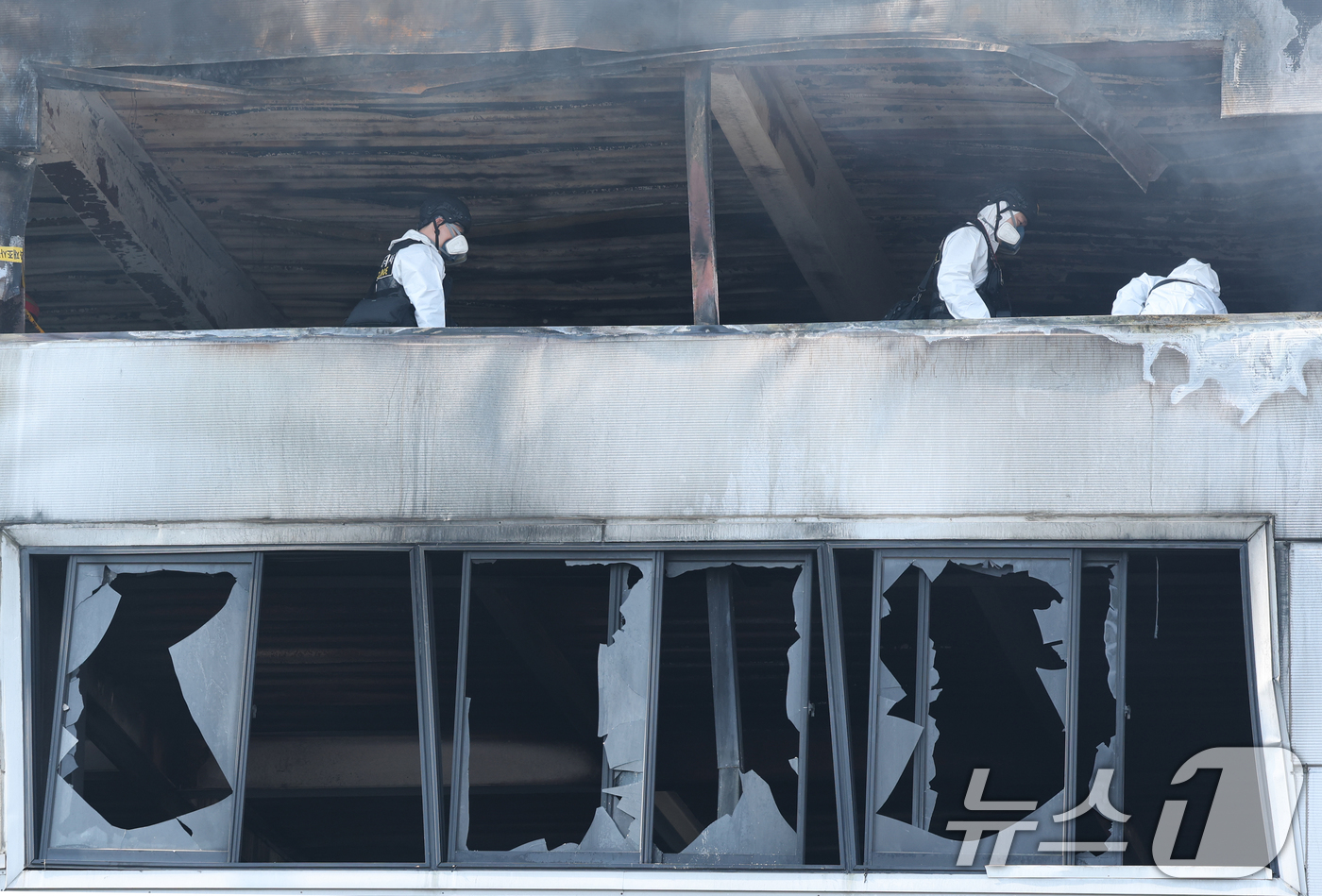 (대전=뉴스1) 김기태 기자 = 21일 대형 화재로 인명피해가 발생한 대전 대덕구 자동차 부품 제조 공장에서 경찰과 소방당국이 합동감식을 진행하고 있다. 2026.3.21/뉴스1