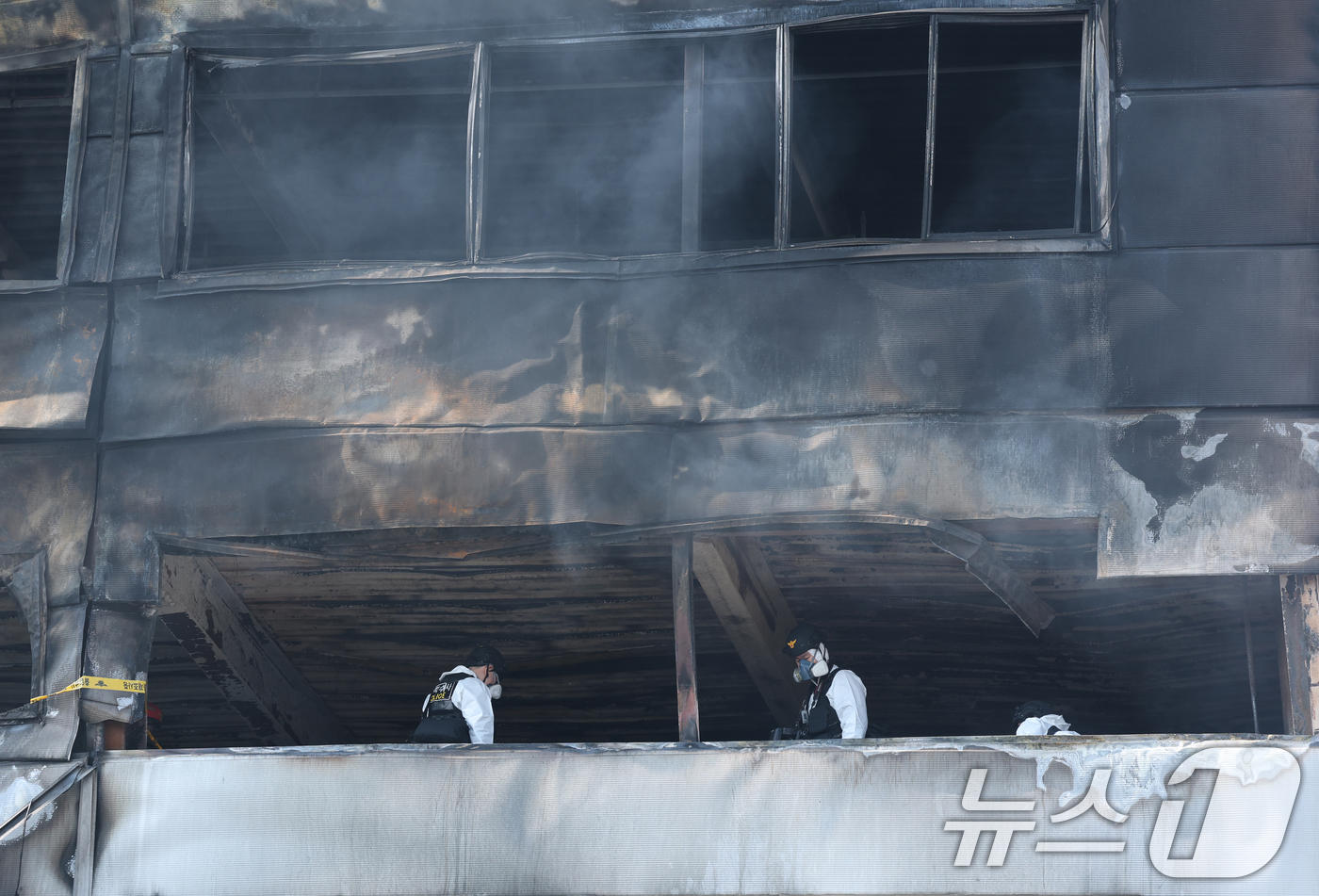 (대전=뉴스1) 김기태 기자 = 21일 대형 화재로 인명피해가 발생한 대전 대덕구 자동차 부품 제조 공장에서 경찰과 소방당국이 합동감식을 진행하고 있다. 2026.3.21/뉴스1