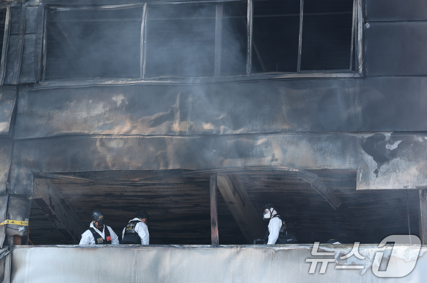 (대전=뉴스1) 김기태 기자 = 21일 대형 화재로 인명피해가 발생한 대전 대덕구 자동차 부품 제조 공장에서 경찰과 소방당국이 합동감식을 진행하고 있다. 2026.3.21/뉴스1