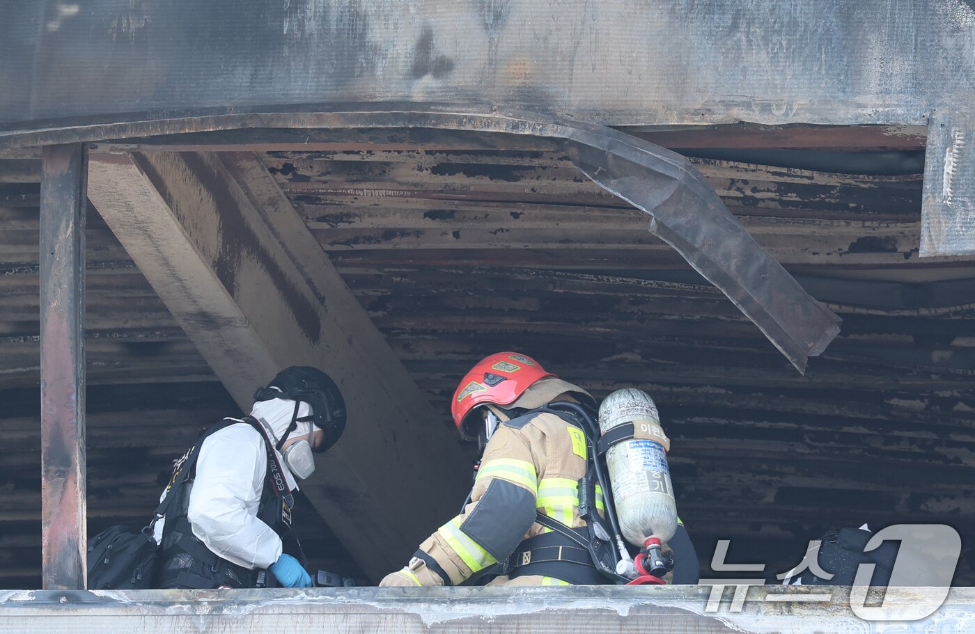 본문 이미지 - 21일 대형 화재로 인명피해가 발생한 대전 대덕구 자동차 부품 제조 공장에서 경찰과 소방당국이 합동감식을 진행하고 있다. 2026.3.21 ⓒ 뉴스1 김기태 기자