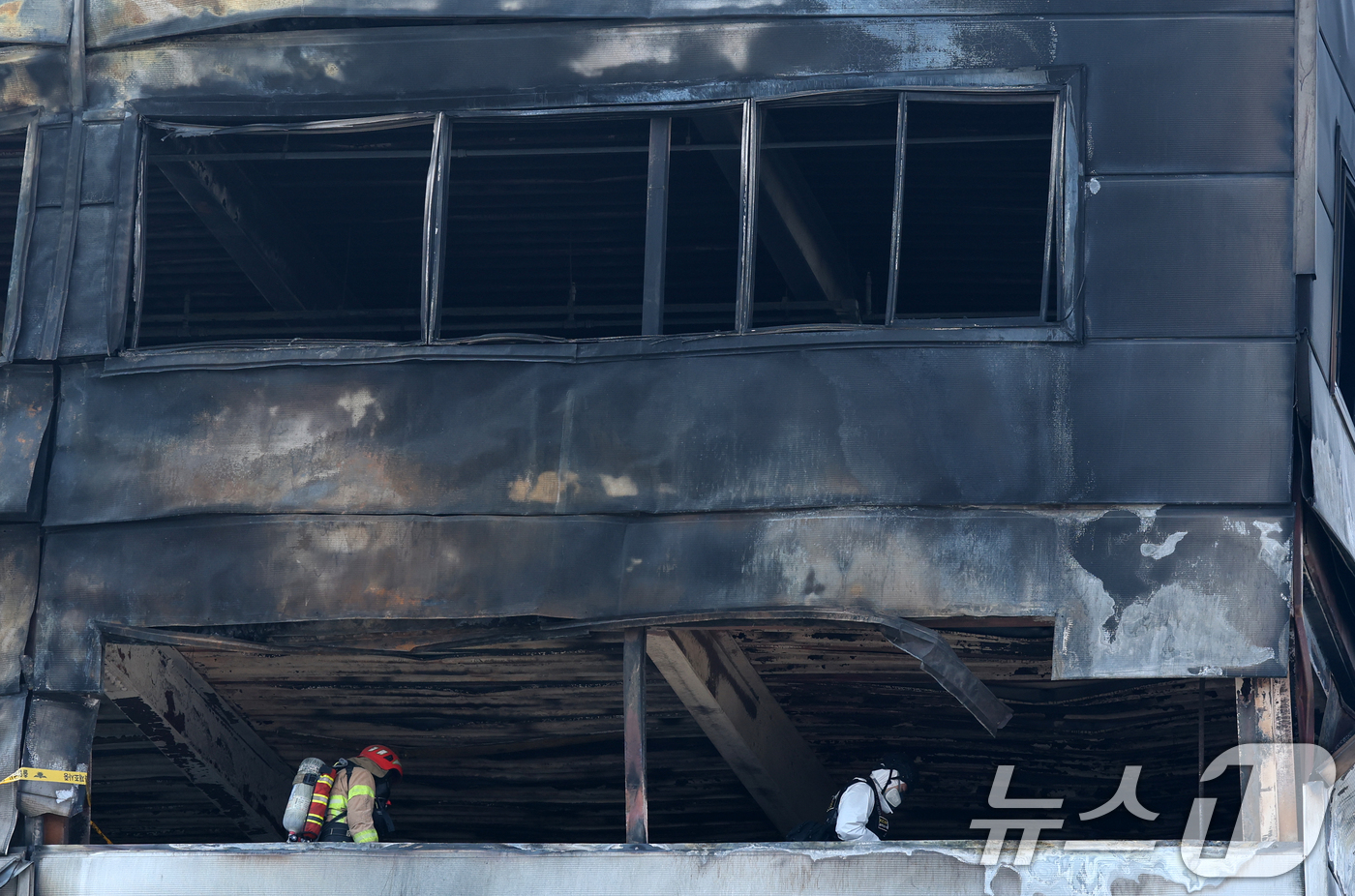 (대전=뉴스1) 김기태 기자 = 21일 대형 화재로 인명피해가 발생한 대전 대덕구 자동차 부품 제조 공장에서 경찰과 소방당국이 합동감식을 진행하고 있다. 2026.3.21/뉴스1
