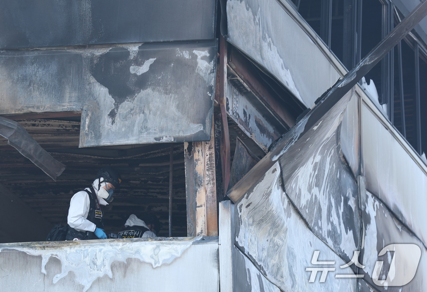 (대전=뉴스1) 김기태 기자 = 21일 대형 화재로 인명피해가 발생한 대전 대덕구 자동차 부품 제조 공장에서 경찰과 소방당국이 합동감식을 진행하고 있다. 2026.3.21/뉴스1