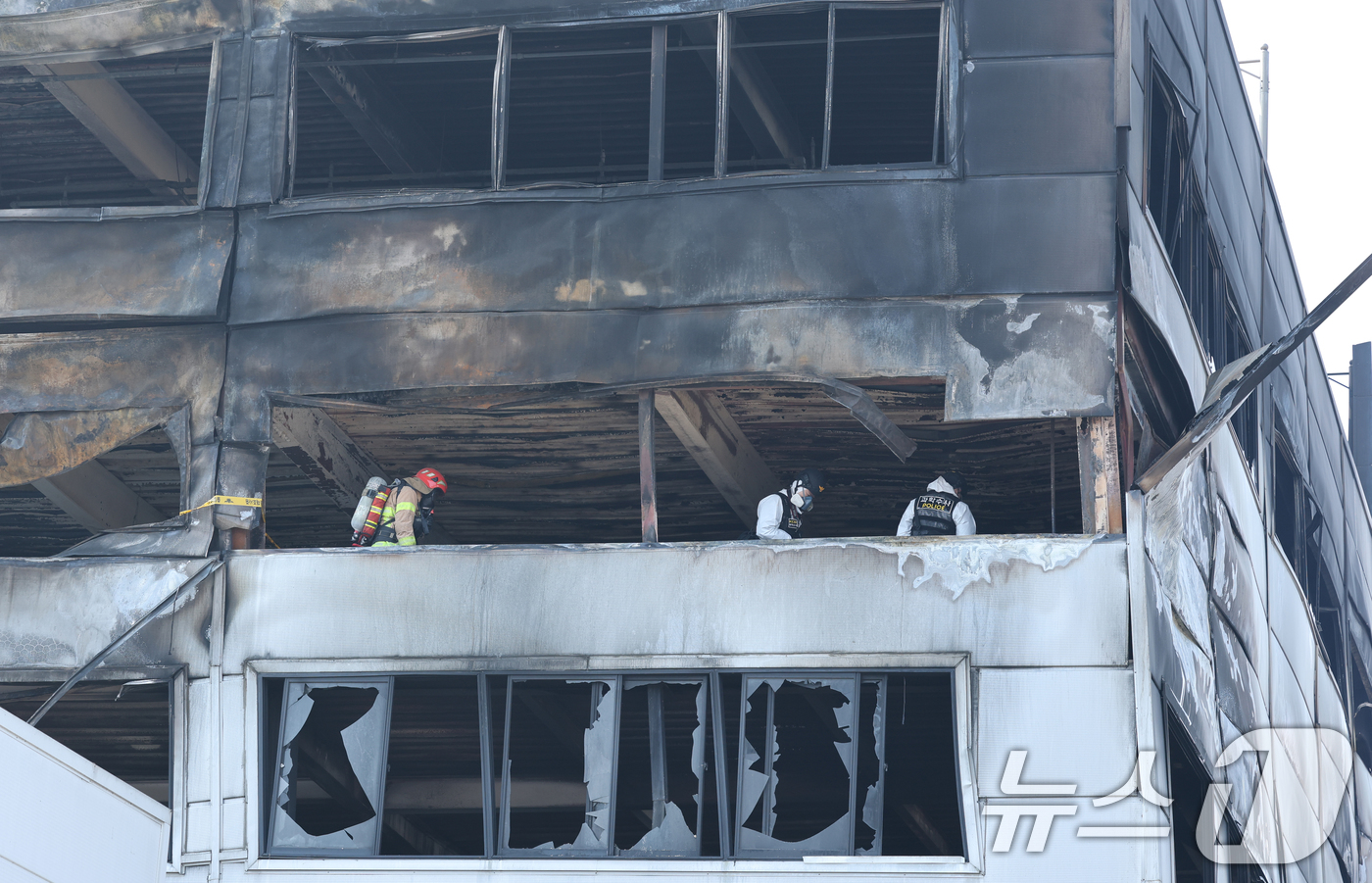 (대전=뉴스1) 김기태 기자 = 21일 대형 화재로 인명피해가 발생한 대전 대덕구 자동차 부품 제조 공장에서 경찰과 소방당국이 합동감식을 진행하고 있다. 2026.3.21/뉴스1