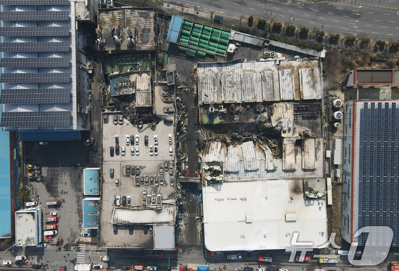 (대전=뉴스1) 김기태 기자 = 21일 대형 화재로 인명피해가 발생한 대전 대덕구 자동차 부품 제조 공장이 처참한 모습을 보이고 있다. 2026.3.21/뉴스1