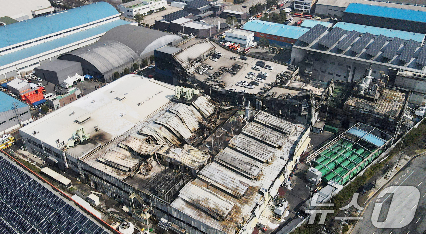 (대전=뉴스1) 김기태 기자 = 21일 대형 화재로 인명피해가 발생한 대전 대덕구 자동차 부품 제조 공장이 처참한 모습을 보이고 있다. 2026.3.21/뉴스1