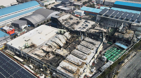 검게 그을린 대전 자동차 부품공장