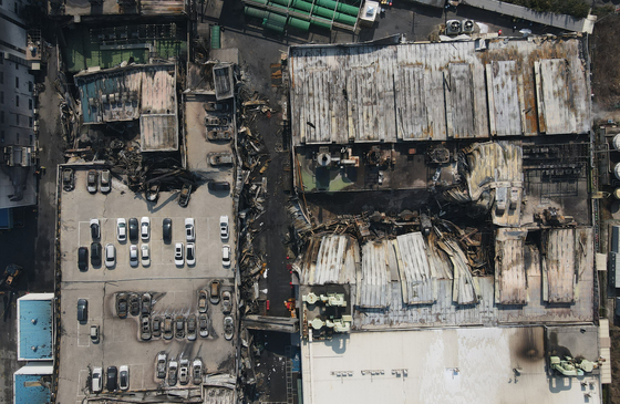 화재로 무너진 공장 건물