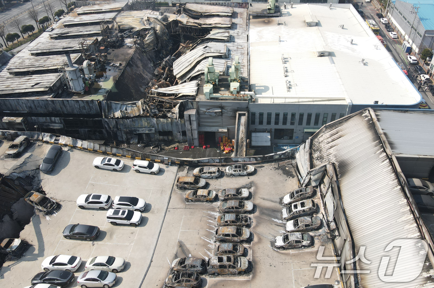 (대전=뉴스1) 김기태 기자 = 21일 대형 화재로 인명피해가 발생한 대전 대덕구 자동차 부품 제조 공장이 처참한 모습을 보이고 있다. 2026.3.21/뉴스1