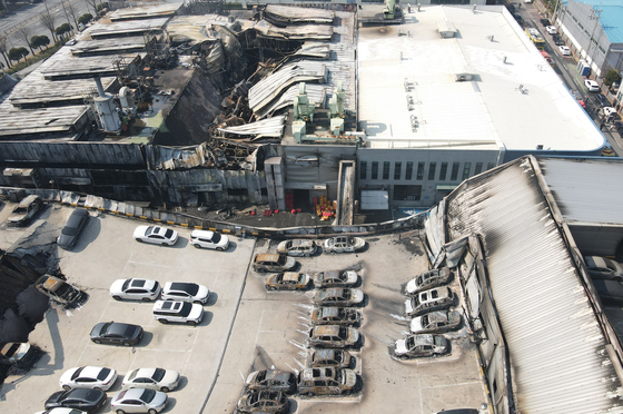 화재로 무너진 공장