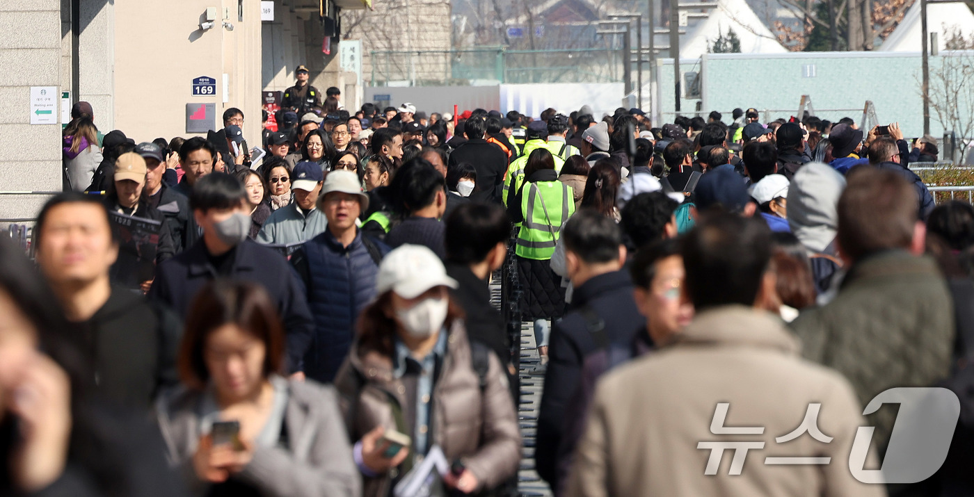 (서울=뉴스1) 박지혜 기자 = 21일 방탄소년단(BTS)의 컴백 공연이 열리는 서울 종로구 광화문광장 주변에서 '아미'(BTS 팬덤)들과 시민들이 이동하고 있다.  2026.3. …