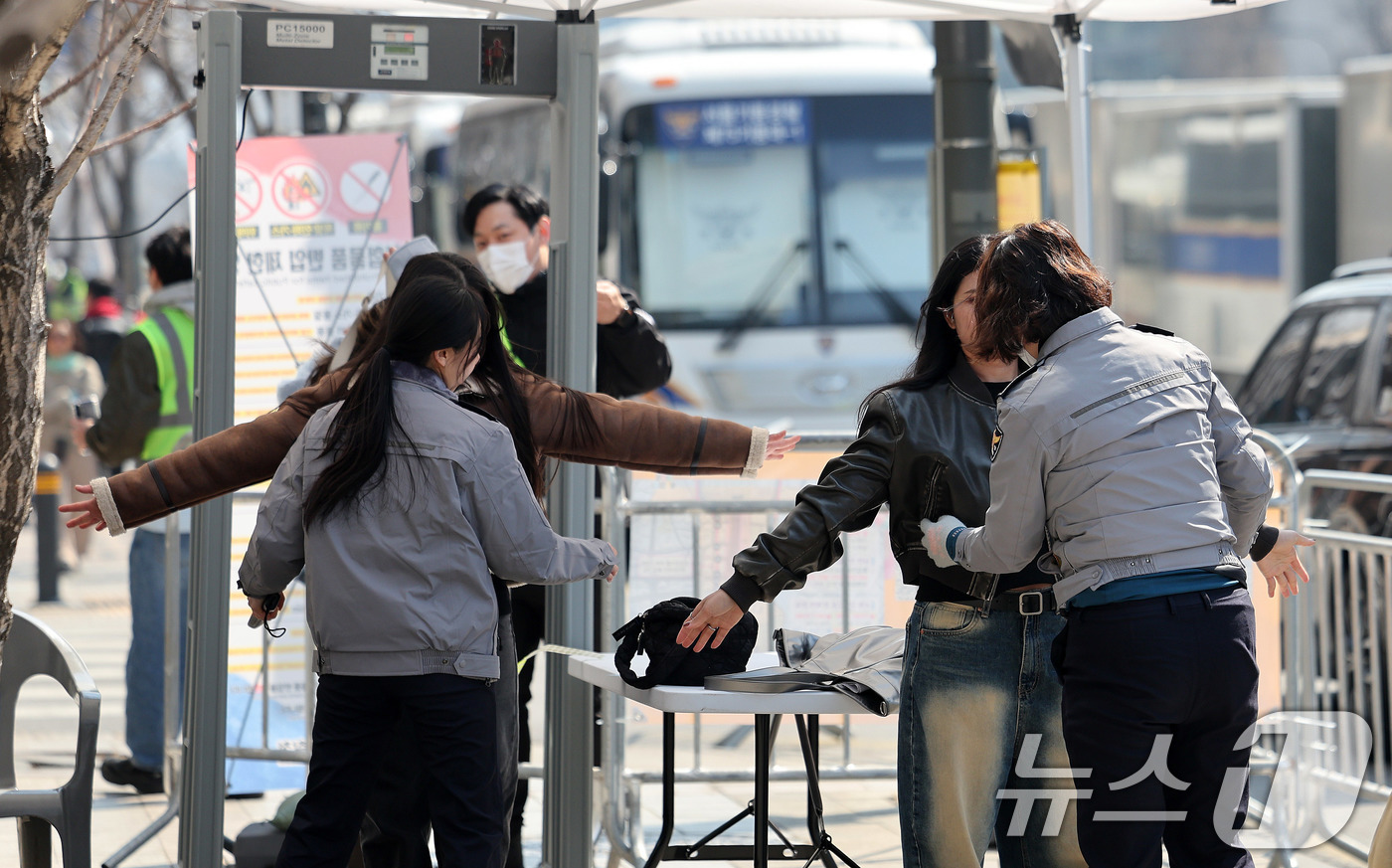 (서울=뉴스1) 박지혜 기자 = 21일 서울 종로구 광화문광장에서 열리는 방탄소년단(BTS) 컴백 공연을 앞두고 경찰이 광장 주변을 오가는 시민과 외국인 관광객을 대상으로 검문검색 …