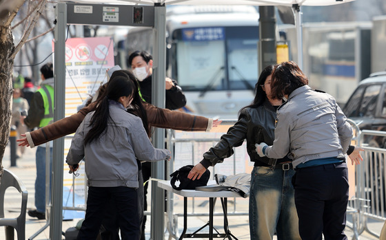 광화문 일대에 아침부터 북적… 금속탐지기·몸수색 거쳐야 출입